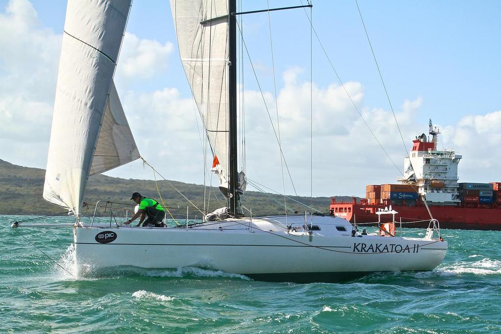 All alone - Start of PIC Coastal Classic - October 21, 2016  © Richard Gladwell www.photosport.co.nz